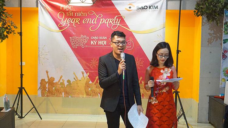 Cặp đôi MC duyên dáng của buổi lễ. 