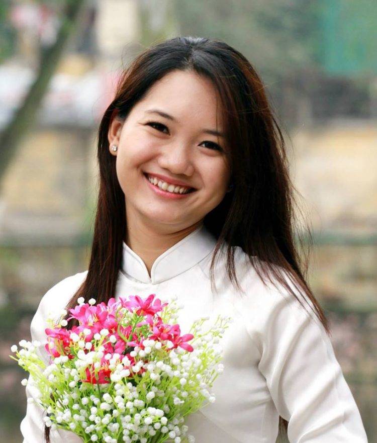 Cô nhân viên thiết kế của Sao Kim duyên dáng trong tà áo dài. 