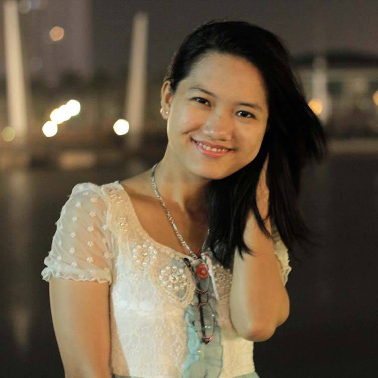 Vẻ tươi tắn và nụ cười duyên dáng của cô bạn. 